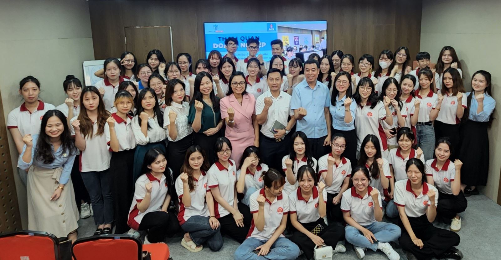 thay-co-sinh-vien-tham-quan-cong-ty-ke-toan-thue